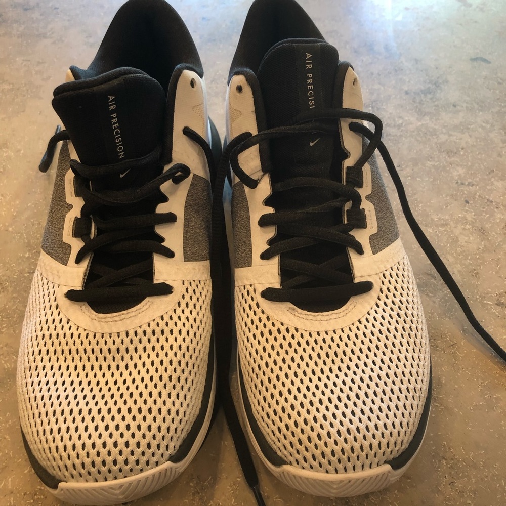 Men’s basketball shoe
